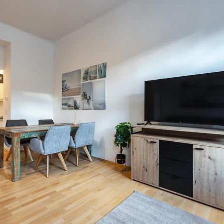 Cozy Apartment Steps Away From Subway Station Wenen Buitenkant foto